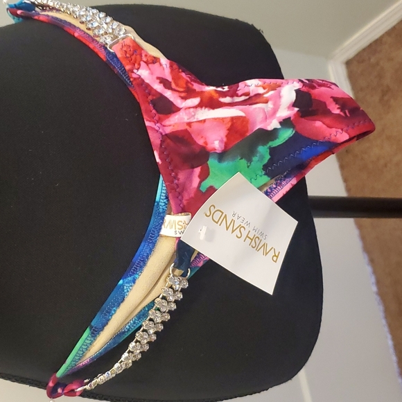 Posing bikini for fitness competition - Picture 3 of 4